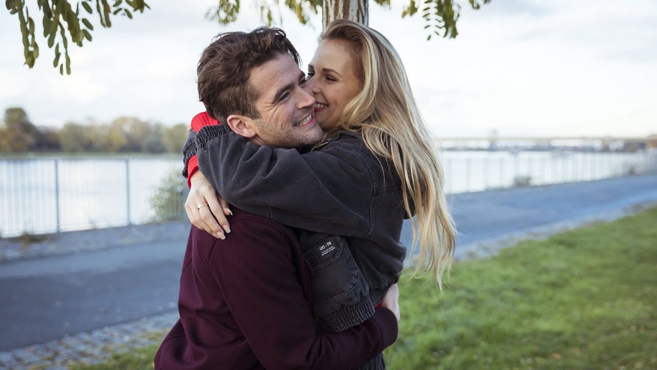 ✅  Vergangenen Freitag ließen Daniel Peukmann und Carolina Noeding die Liebes-Bombe platzen! In der