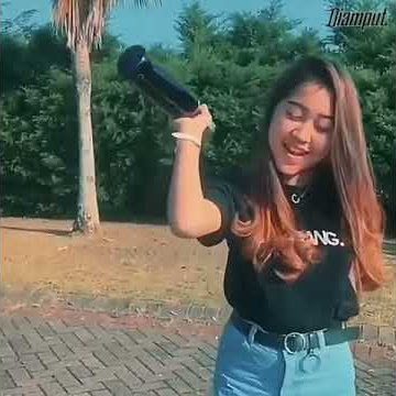 Cewek Cantik Minum Anggur Merah Sambil Joget-joget #2