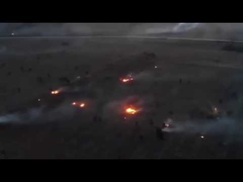 Тысячи мигрантов и беженцев устроили настоящие бои на границе Турции и Греции с полицией и военными.