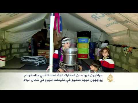 عراقيون فروا من المعارك يواجهون صقيع مخيمات النزوح