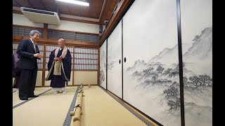 細川元首相がふすま絵奉納京都・建仁寺