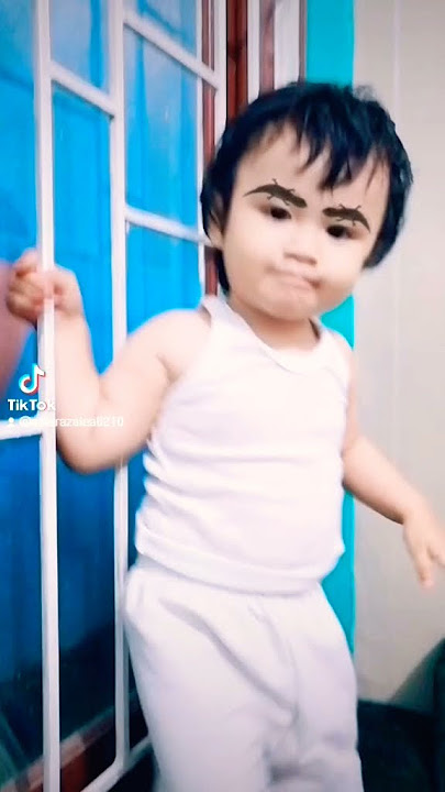 bayi lucu ber alis cicak didinding.