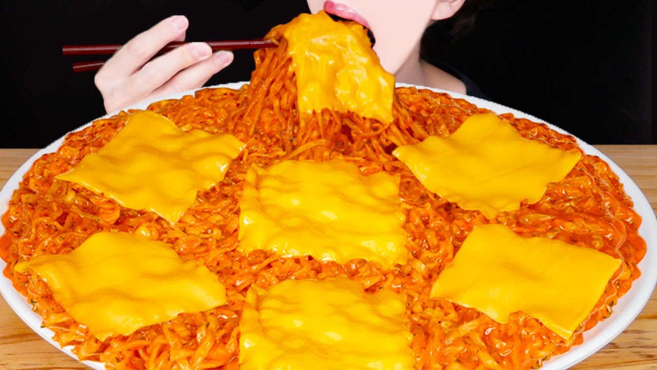 ASMR SPICY RAMEN CHEESY CARBO FIRE NOODLES RECIPE COOKING MUKBANG 치즈 까르보불닭볶음면 먹방 EATING SOUNDS