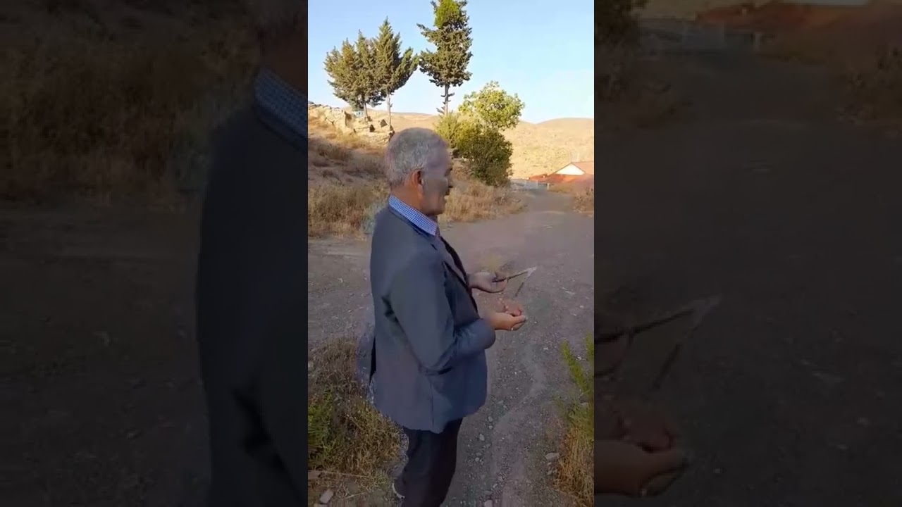 متداول . . .  طريقة غريبة يستعملها رجل  لاكتشاف الماء تحت الأرض من امام زاوية #سيدي_حسن بسطيف