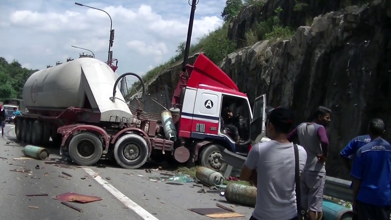 When 2 Lorries Collide, North South Highway, 1 June 2017 gundam unicorn