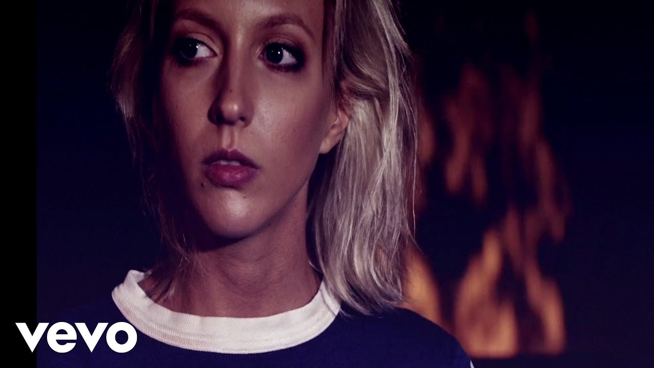 Video till Julia Adams är uppe mitt i natten