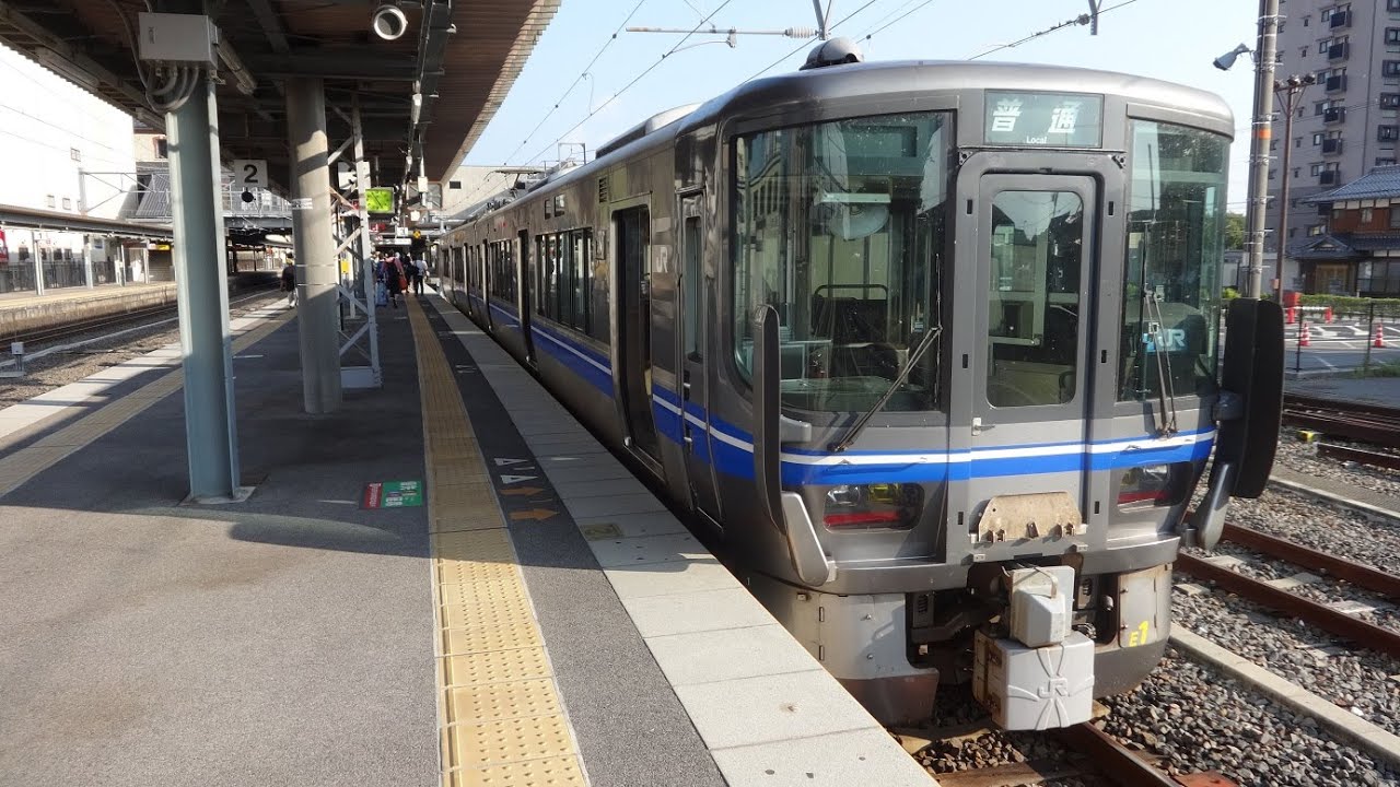 琵琶湖線のメロディと到着する521系1次車E1編成 長浜駅