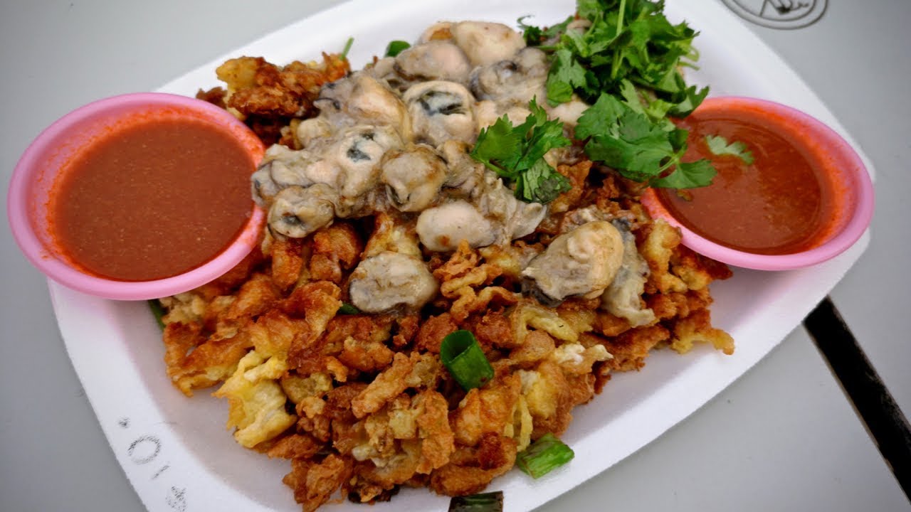How oyster omelette (or luak) is fried (蠔蛋, 蠔煎) (Singapore street food)