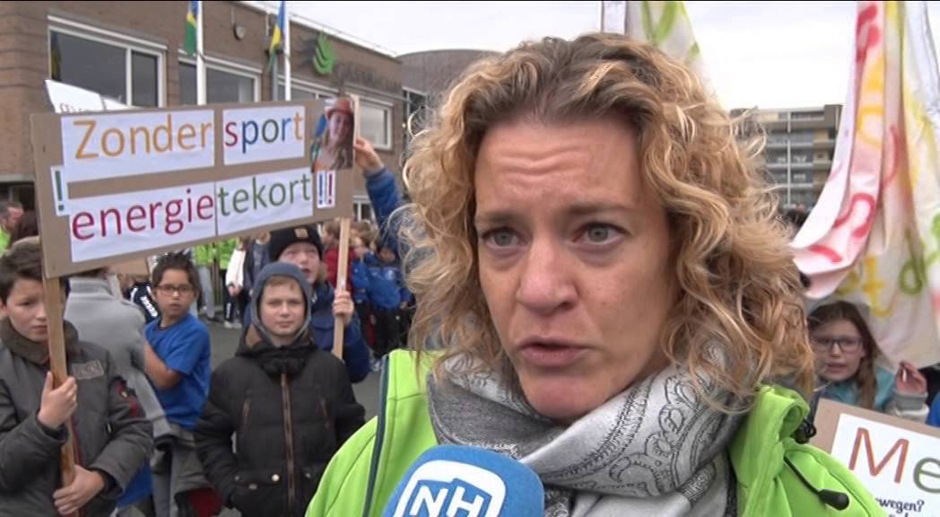 Castricumse scholieren protesteren tegen afschaffen subsidie voor schoolzwemmen