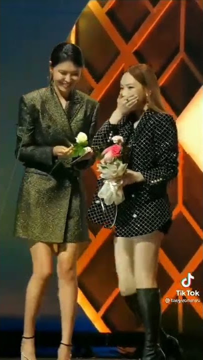 Taeyeon and her giant child Sooyoung #taeyeon #sooyoung #snsd #sone #girlsgeneration #kpop #gen2