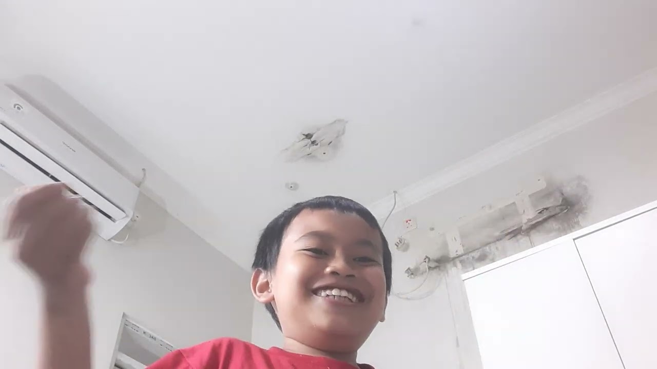 Aku makan chiki balls rasa kaldu ayam 