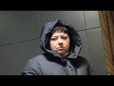 Свинюшку кто научил мусорить рядом с мусоркой?