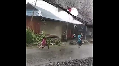 Không màng mưa gió:Hình ảnh xúc động về cha mẹ vội vã bế con nhỏ chạy tìm nơi trú ẩn an toàn#beatvn