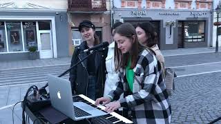 Дівчата співають для Ужгородців