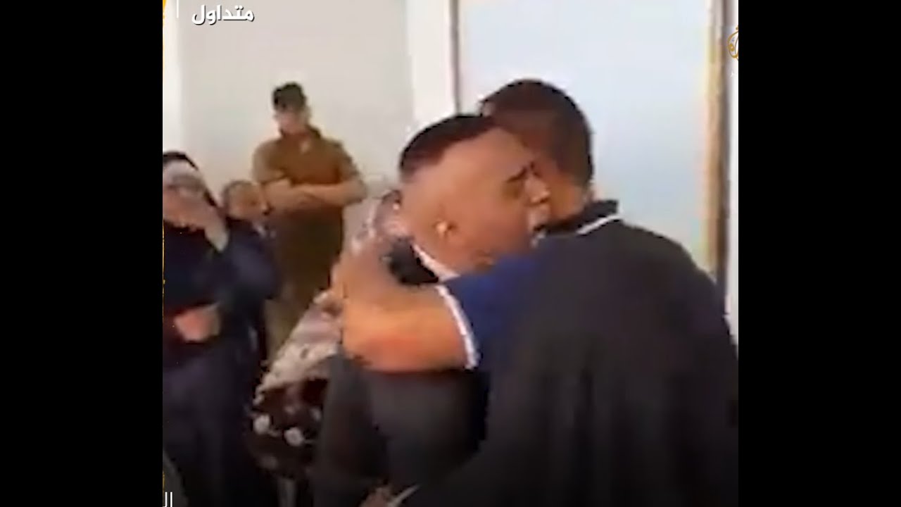 فلسطيني يرزَق طفلة فيجهش بالبكاء فرحًا بها