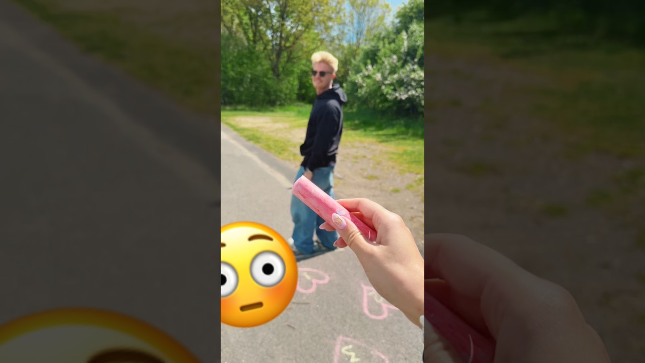 Kan du gætte hvad hun tegner? 😅
