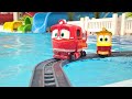 Robot Trenler havuz başında demiryolunu kuruyorlar. Robot Trenler oyunu.