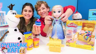 Play-Doh oyuncak açılımı. Oyuncak Kafe - Elsa&#39;nın doğum günü için takı seti ve pasta yapıyoruz