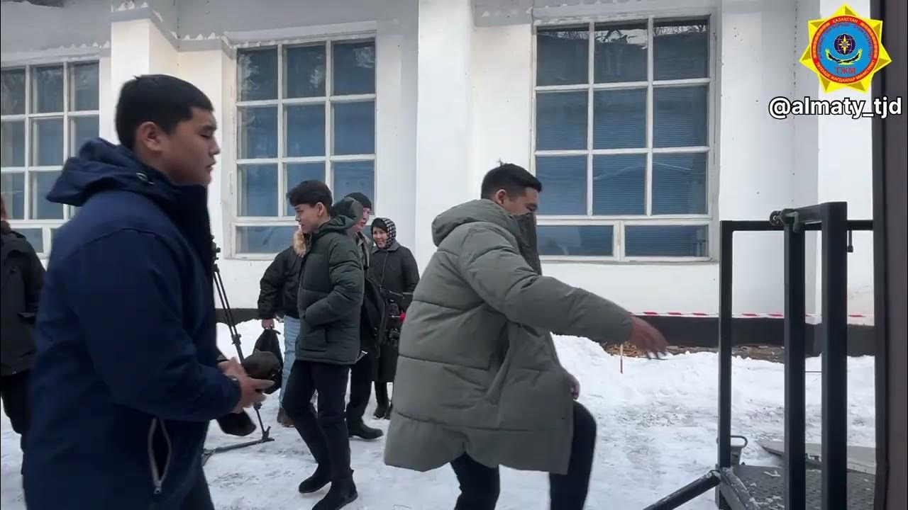 Жер сілкінісі кезіндегі қауіпсіздік ережелері. Жер сілкінісі кезінде не істеу керек презентация. Жер сілкінісі кезіндегі қауіпсіздік ережелері. Правила при землетрясении. Алгоритм поведения при землетрясении в здании.