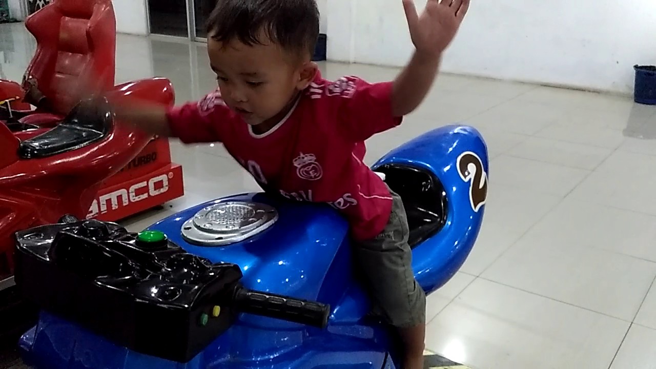 Video Lucu Naik Motor Mainan Sampai Ngacir YouTube Video Lucu Naik Motor Mainan Sampai Ngacir YouTube