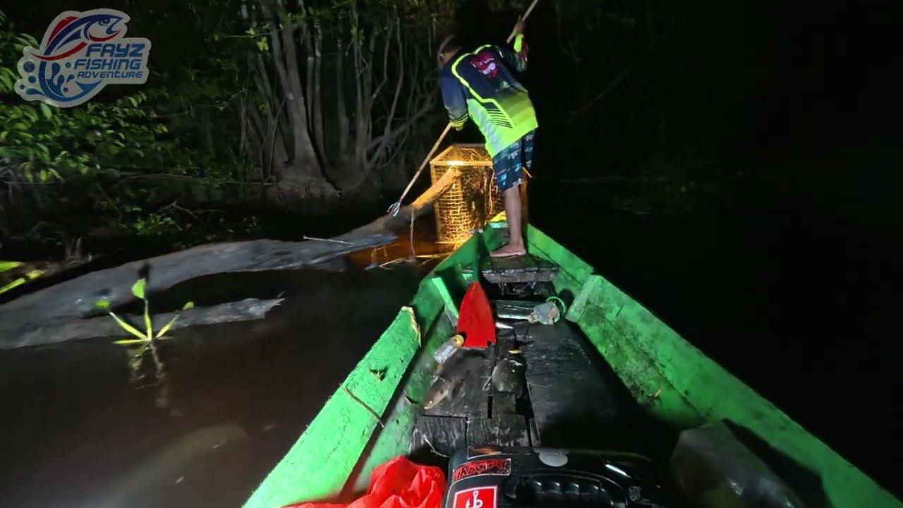 WALAU IKANNYA BANYAK DAN JUMBO TAPI TETAP TINGGAL DI AIR BERWARNA HITAM 😱