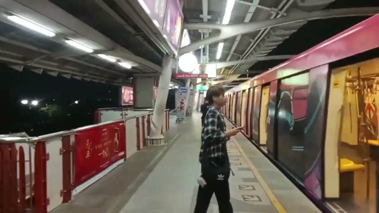 รถไฟฟ้าบีทีเอส สายสุขุมวิท เคหะ-หมอชิต ถึงปลายทางกำลังเข้าสู่ในชานชาลาที่ 2 สถานีหมอชิต