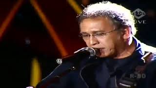 Iwan fals menyanyikan lagu ribuan kilo