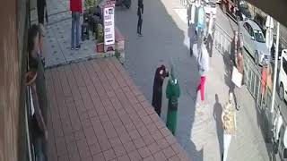 Karaköyde Bir Kadın, Yolda Yürüyen Başka Bir Kadına Saldırdı. Güvenlik Kamerasına Yansıyan Olay Sos