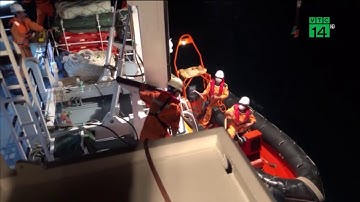 Kịp thời cứu 7 thuyền viên bị chìm tàu trên biển| VTC14