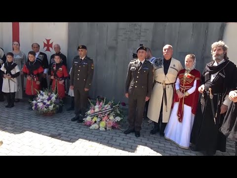 ადგილობრივი ხელისუფლების წარმომადგენლები დილიდან აგვისტოს ომში დაღუპულთა მემორიალთან შეიკრიბნენ
