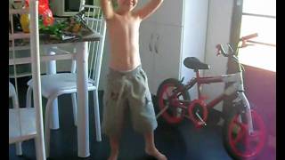 Daniel dançando o Rebolation.wmv