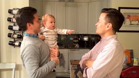 Watch This Baby Adorably Get Confused By Dad and His Identical Twin - DayDayNews