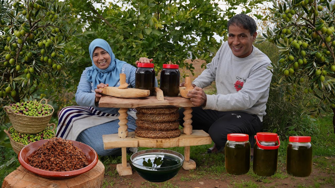 زيت الزيتون علوانة في المنزل بمعصرة خشبية  