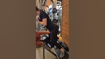 EXTENSÃO DE QUADRIL COM FLEXÃO DE JOELHOS NO BANCO ROMENO