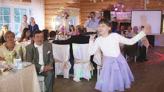 Маленькая певица на свадьбе