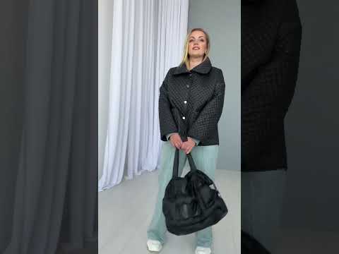 Чорна фактурна куртка з плащової тканини з утеплювачем, великих розмірів від 50 до 58, видео 1