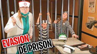 La Grande Evasion De Prison ! Elina Aide Amélya De S'échapper D'Une Prison En Carton !