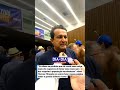Líder da oposição admirado com o volume que o prefeito carrega entre as pernas