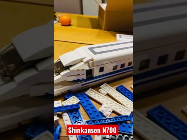 Arbeit am LEGO® Shinkansen N700 MOC von Japan Railways.