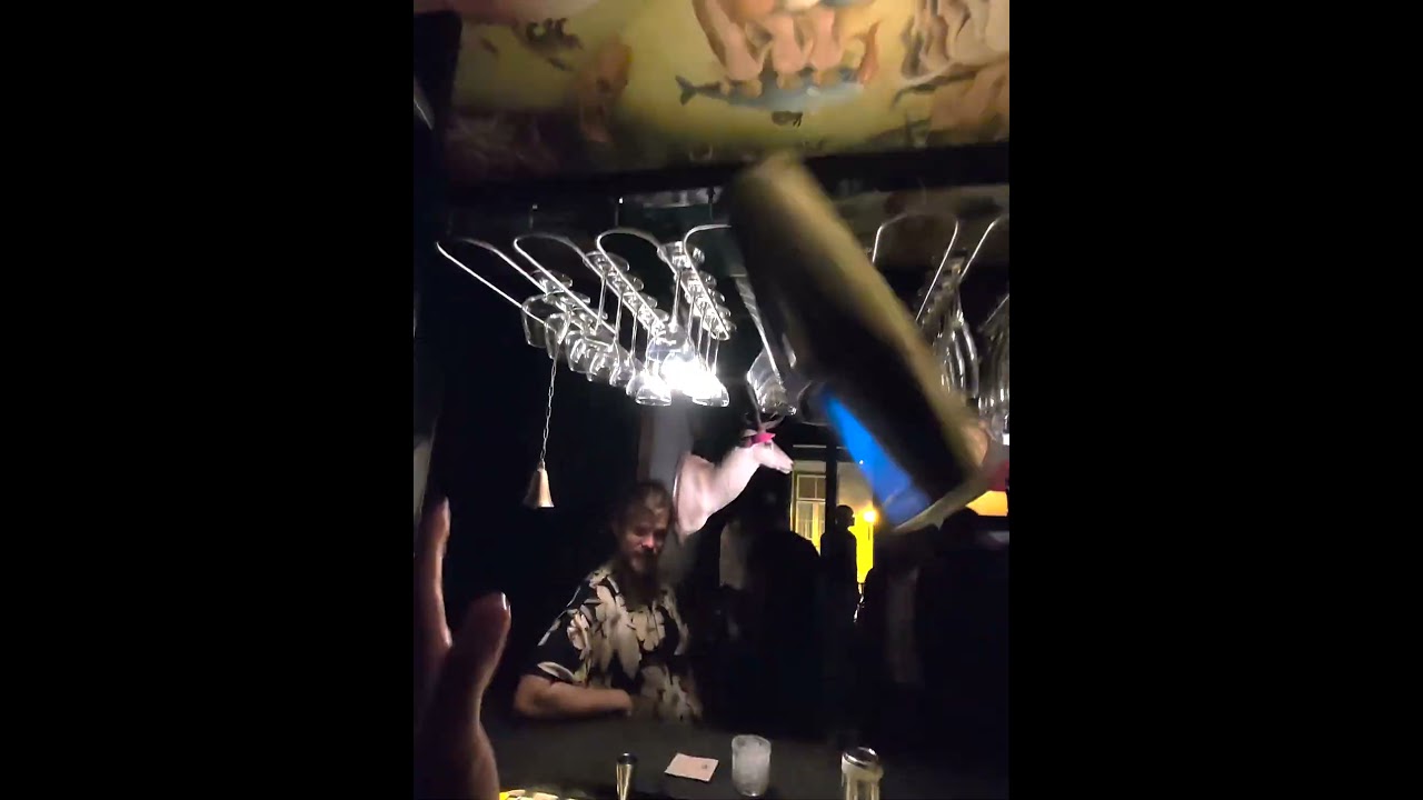 Working at the bar with flair😎🍸 