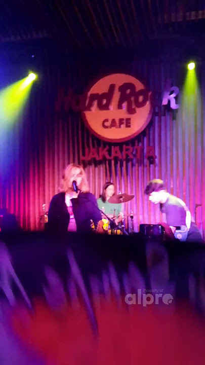 Momen The Tambel saat nyanyi lagu BSM acara BSM Jamming#4 HardRock Jakarta bareng Indra Q