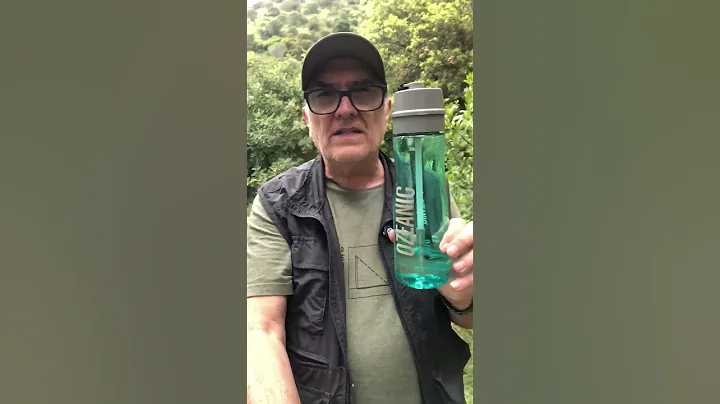 Botella Ozeanic con generador de ozono para potabilizar agua
