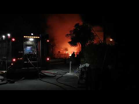 Paura al camping La Mimosa a Fano: roulotte in fiamme