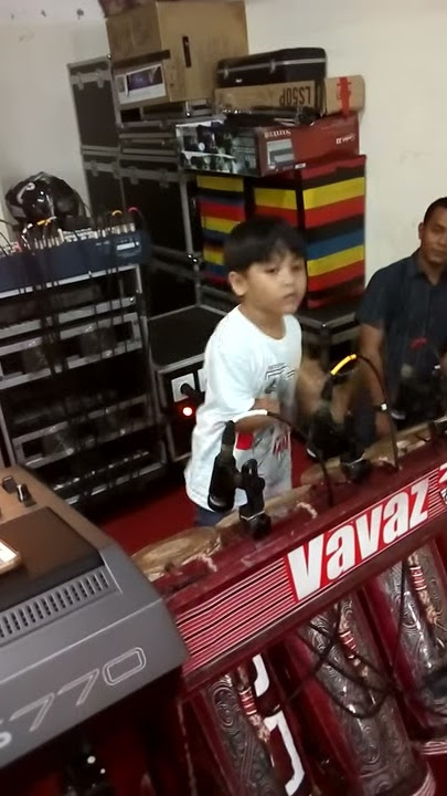 Wwwwoooowwwww,anak kecil ganteng jago bermain musik batak.