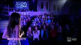 Selena Gomez Performs A Year Without Rain In Spanish On Lopez Tonight Resimi