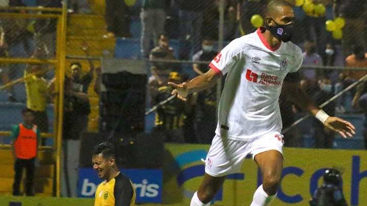 Jerry Bengtson campen de goleo de la Liga Nacional...