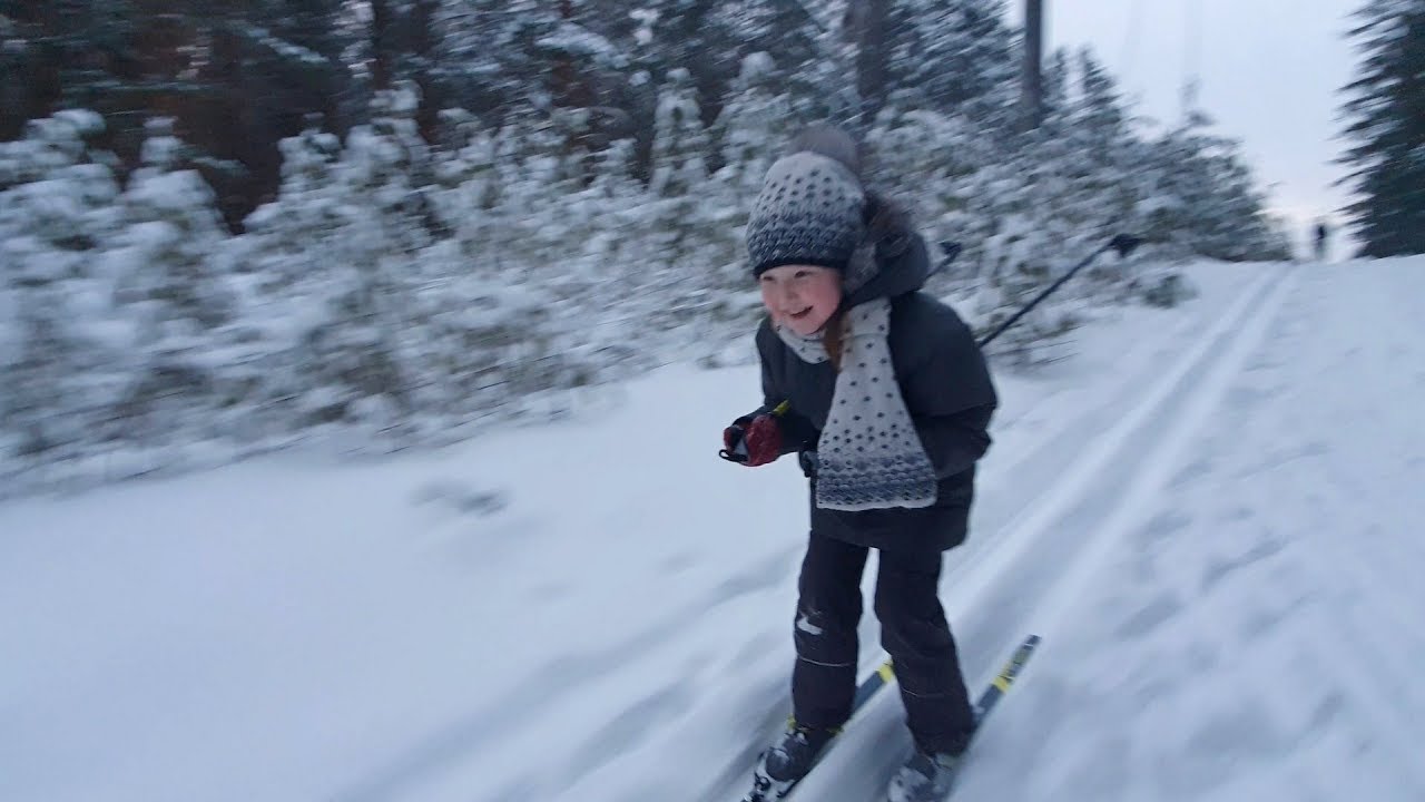Фотография черно белая горка в деревне катаются дети на лыжах. Ski 12