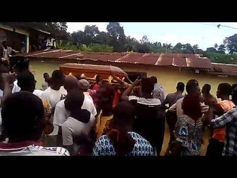 فيديو: لماذا يرمون حفنة من التراب على التابوت في جنازة