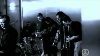 UB40: "Can't help falling in love"