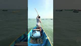 அந்த காலத்து முறையில் படகு பயணம்